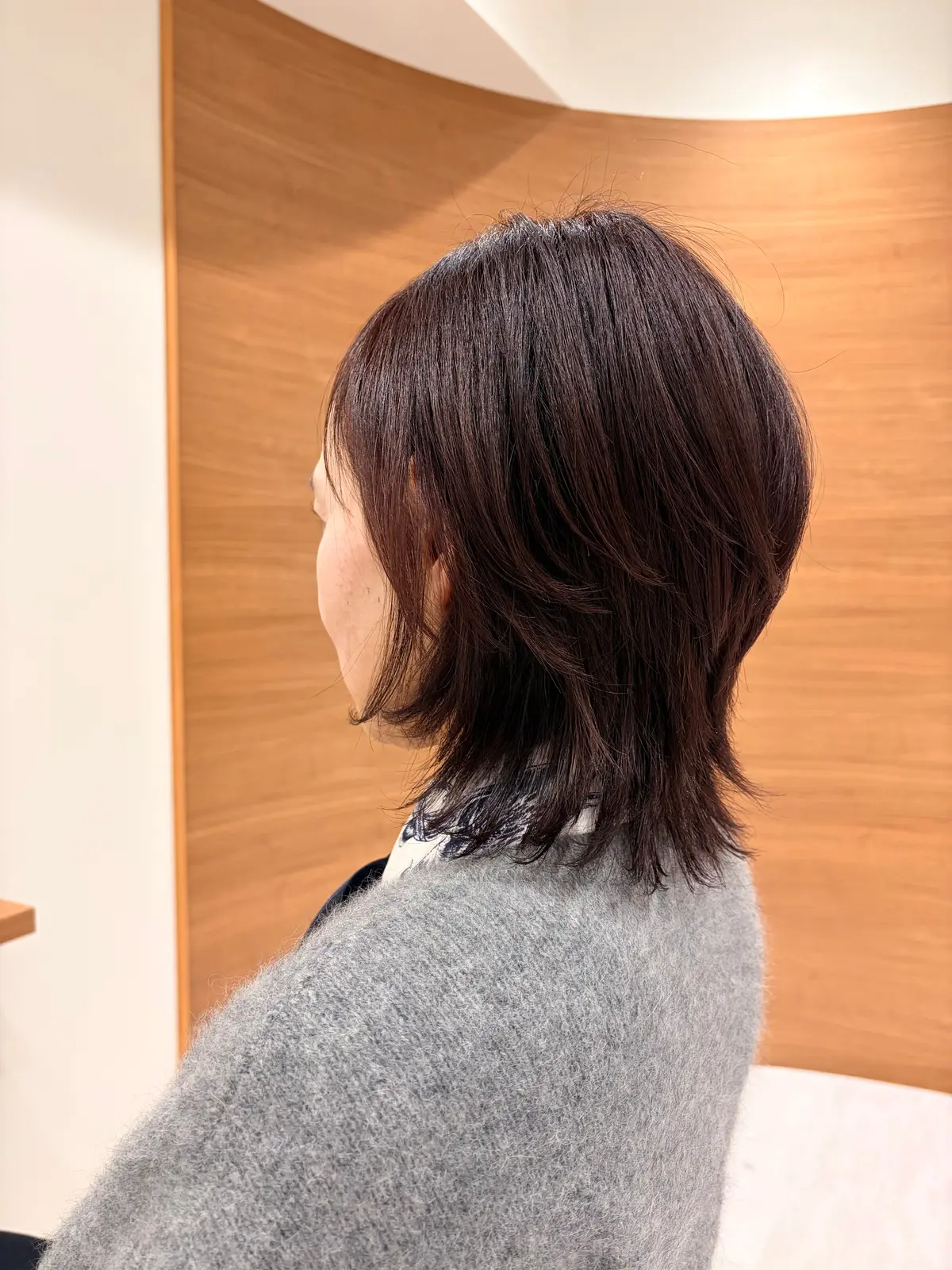 横から見た大人上品なネオウルフカット