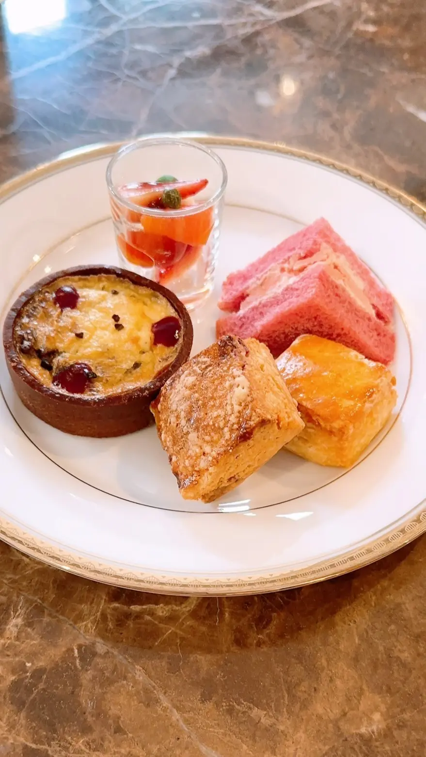 横浜の名門ホテルで苺のアフタヌーンティーの画像_5