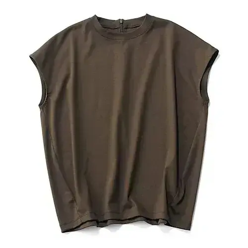モスグリーンの無地スリーブレスTシャツ。ゆったりとしたシルエットで、首元にファスナーが付いている。