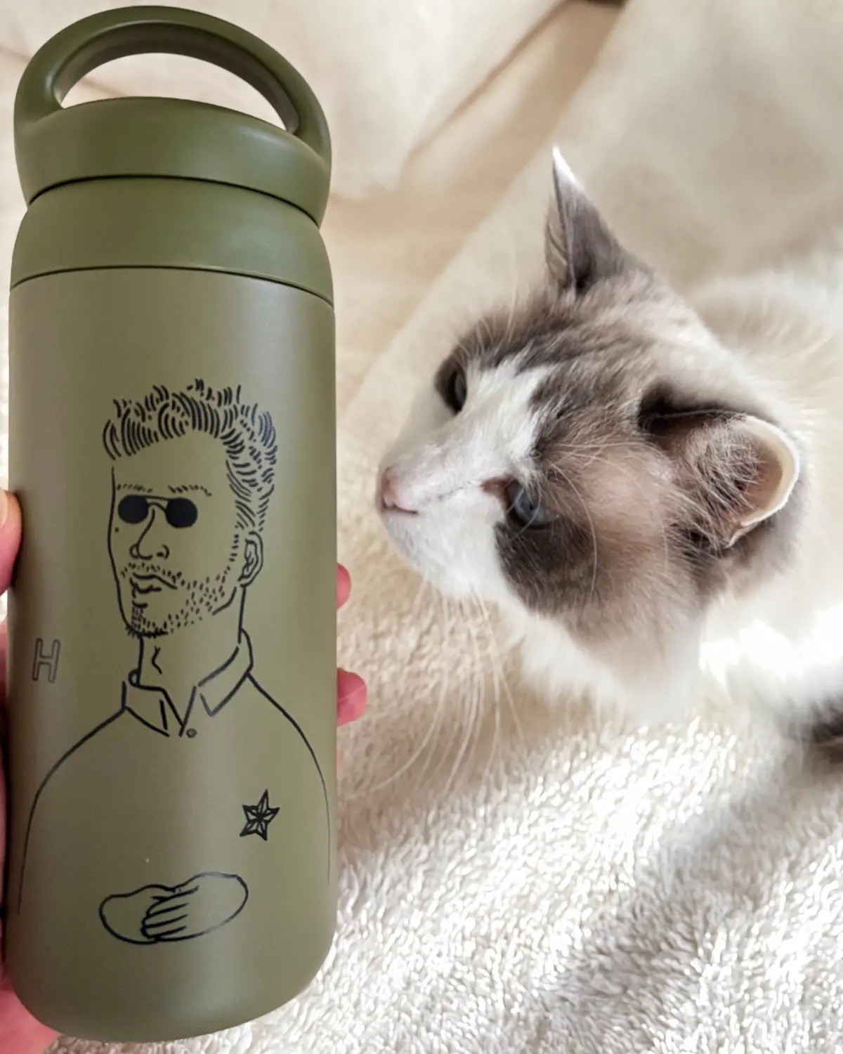 KINTO×KEN HIRAI　オリジナル・デイオフタンブラー（カーキ）と猫（上の子）