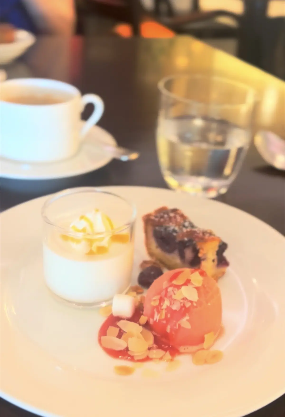 フレンチキッチンのスイーツ。パンナコッタ。シャーベット。アメリカンチェリータルト