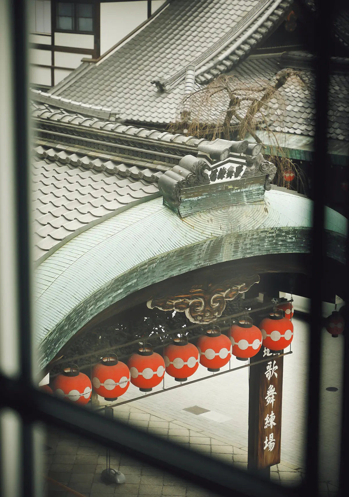 祇園甲部歌舞 練場に隣接