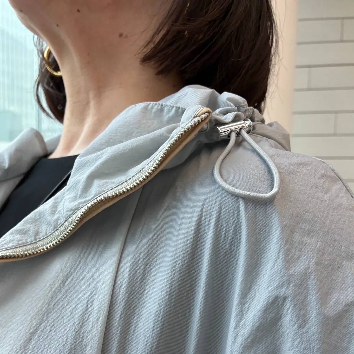 E by eclat 超軽量撥水ブルゾン ￥25,300、コードストッパー寄り