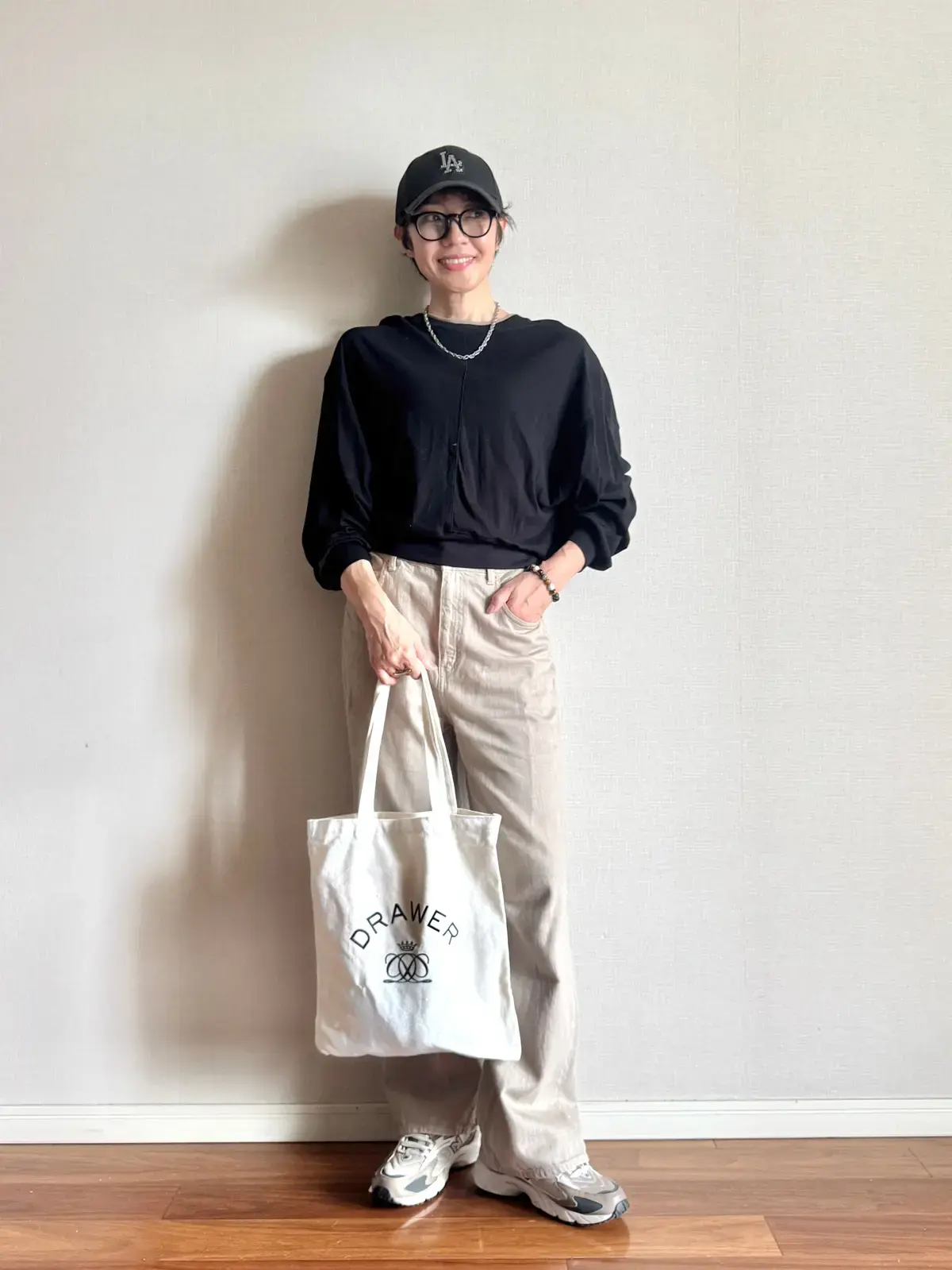 スニーカー　キャップ　Tシャツ　デニムパンツ　秋コーデ