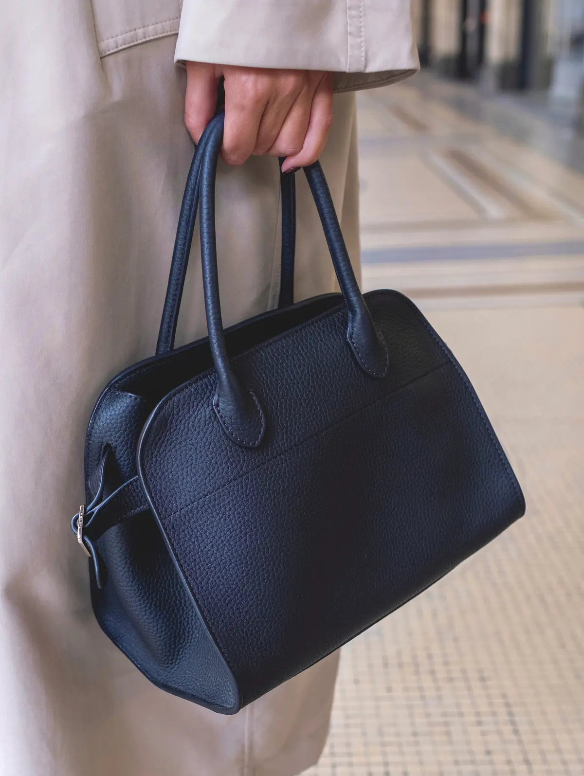 ミラノマダムの「黒バッグコーデ」【海外ファッションSNAP】　アマンディーヌ（弁護士／パリ