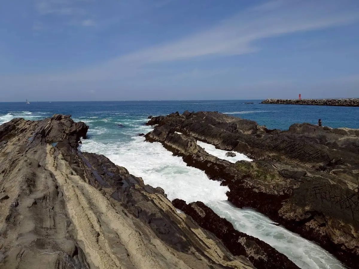 荒々しい波と美しい岩礁　ふふ城ヶ島 海風の画像_14