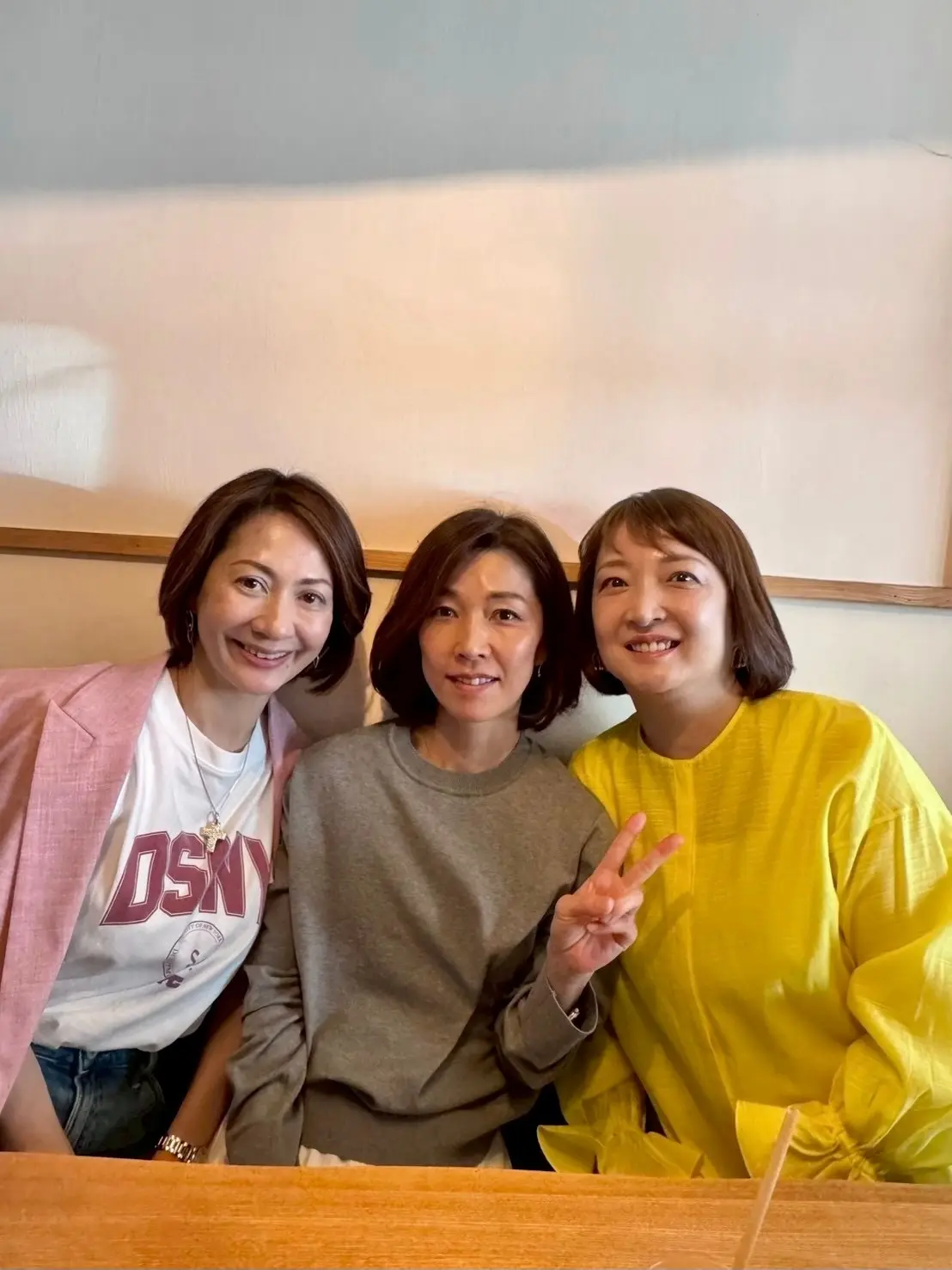 50代コーデ｜リボンTシャツ×白パンツでの画像_3