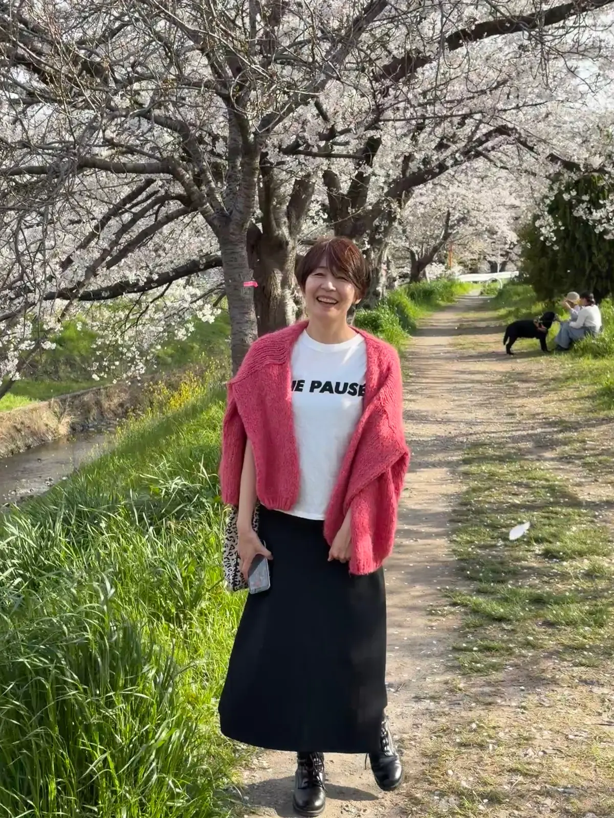 春風になじむショートヘアと、差し色ファッの画像_6