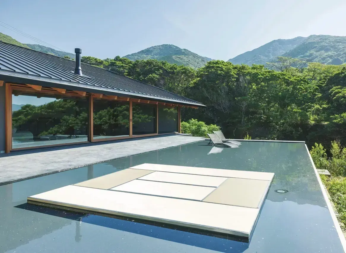 水盤に浮くかのような、畳敷きのリラックススペース