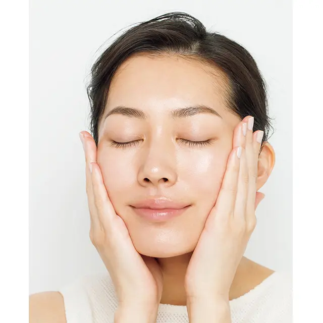 両手で顔全体を包み込むように プレス