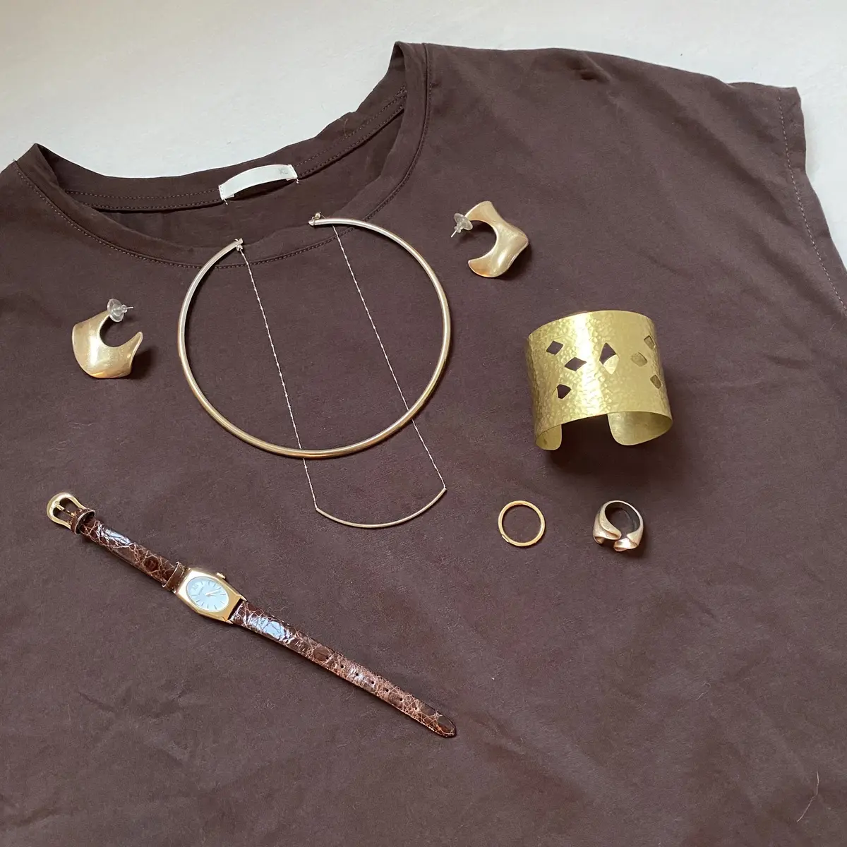 ゴールド系のアクセサリーを合わせて