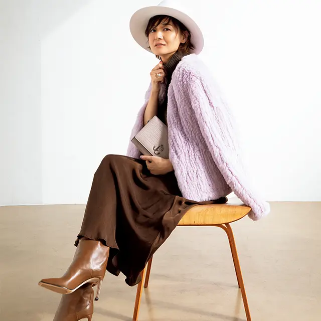 富岡佳子がまとう華やぎ「ラベンダー」カラーでくすみを払拭