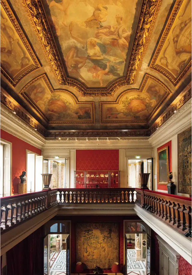 「音楽の間」の豪華な天井装飾。手すりの内側が演奏家たちの場所で、ここで奏でられる調べが館内を満たしていたはず