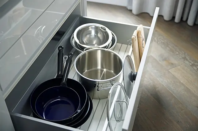 引き出しの底面には、クルーザ ーから着想を得た滑り止めがつき、引き出 すたびに鍋や食器類が滑ることもない。