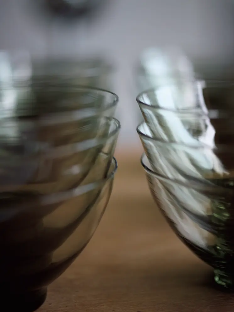 国内旅行　能登　有永浩太『kota glass』「碗」スミイロ。吹きガラスの曲線と、輪郭を引き立てる 色調が美しい。黒澤明映画『七人の侍』のメイキングで見 た、雨粒を明快にするために墨汁を混ぜるテクニックにヒ ントを得た。右写真の端材も再利用