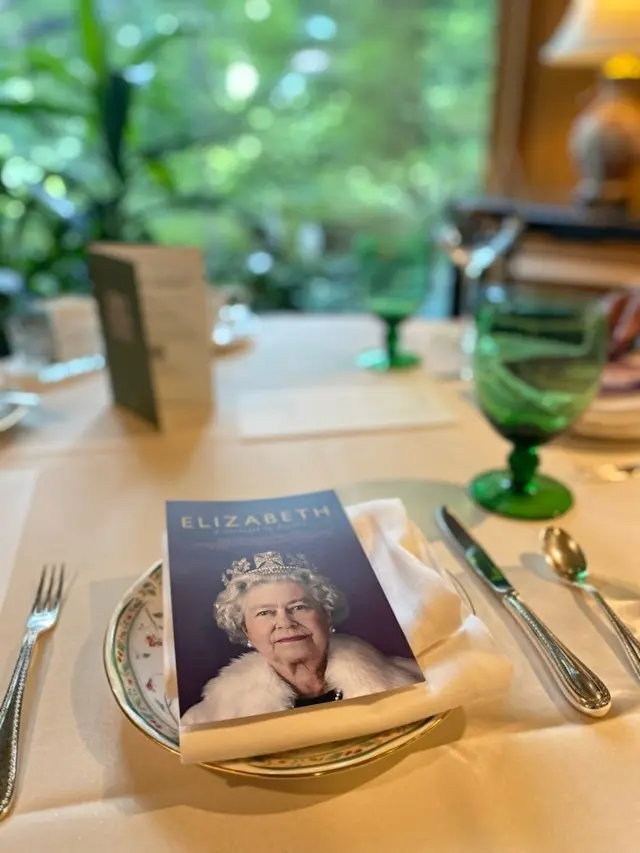 エリザベス女王がお出迎え