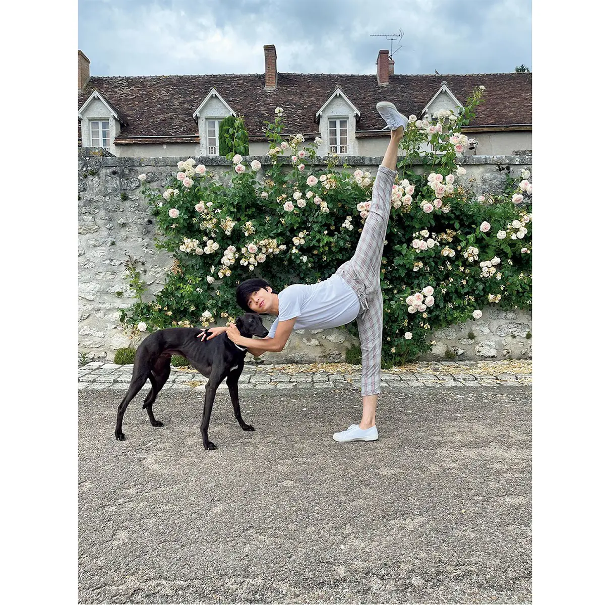 OurAge×Webエクラ　「’21年に保護犬のビジョンを引き取り、クリスと一緒に暮らすうちに家族のようになっていったのが、結婚しようと思ったきっかけ。ビジョンのおかげです」   