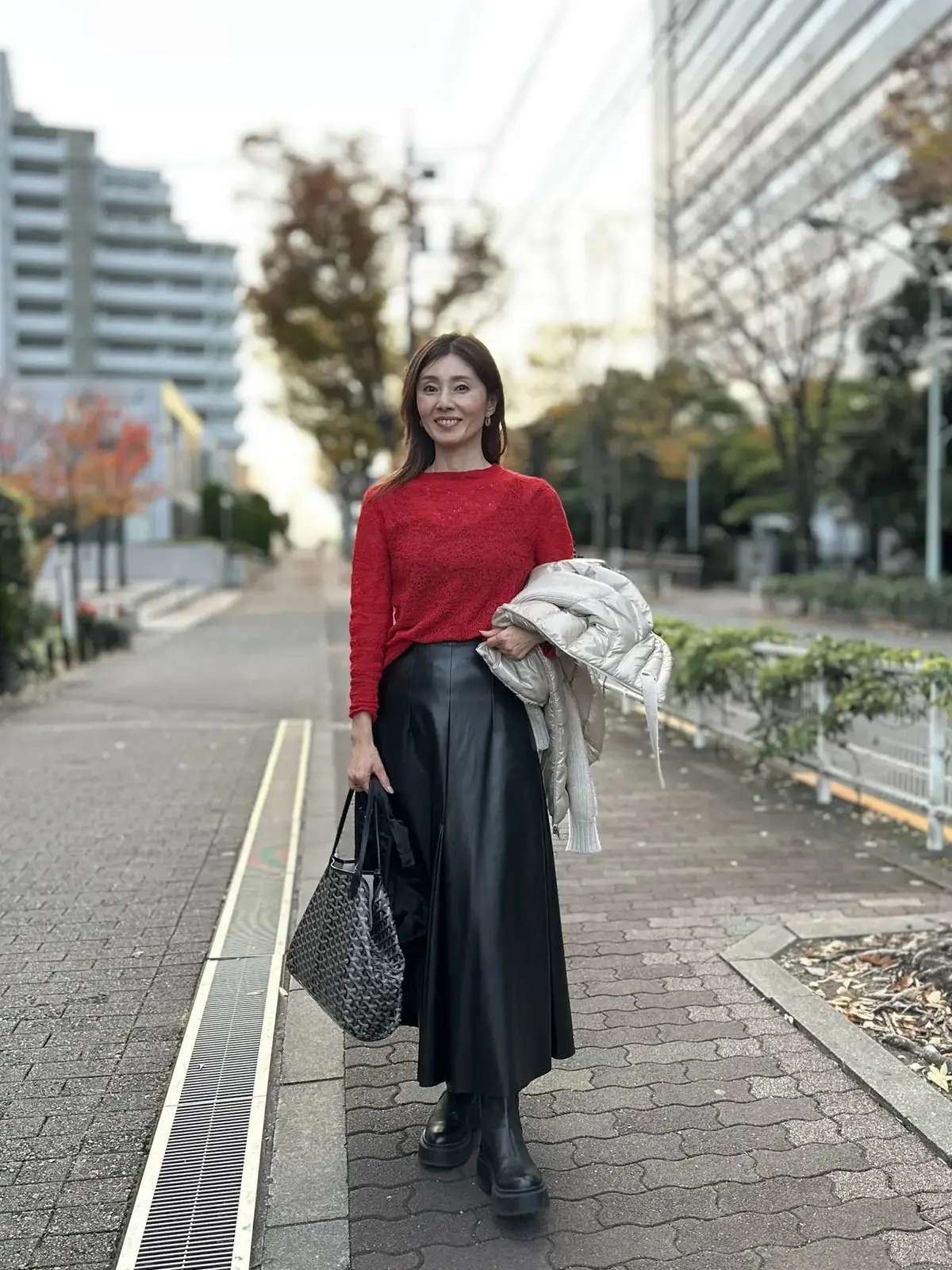 ZARA 赤トップス・黒ブーツ愛用 エクラ華組 梁瀬理砂さん