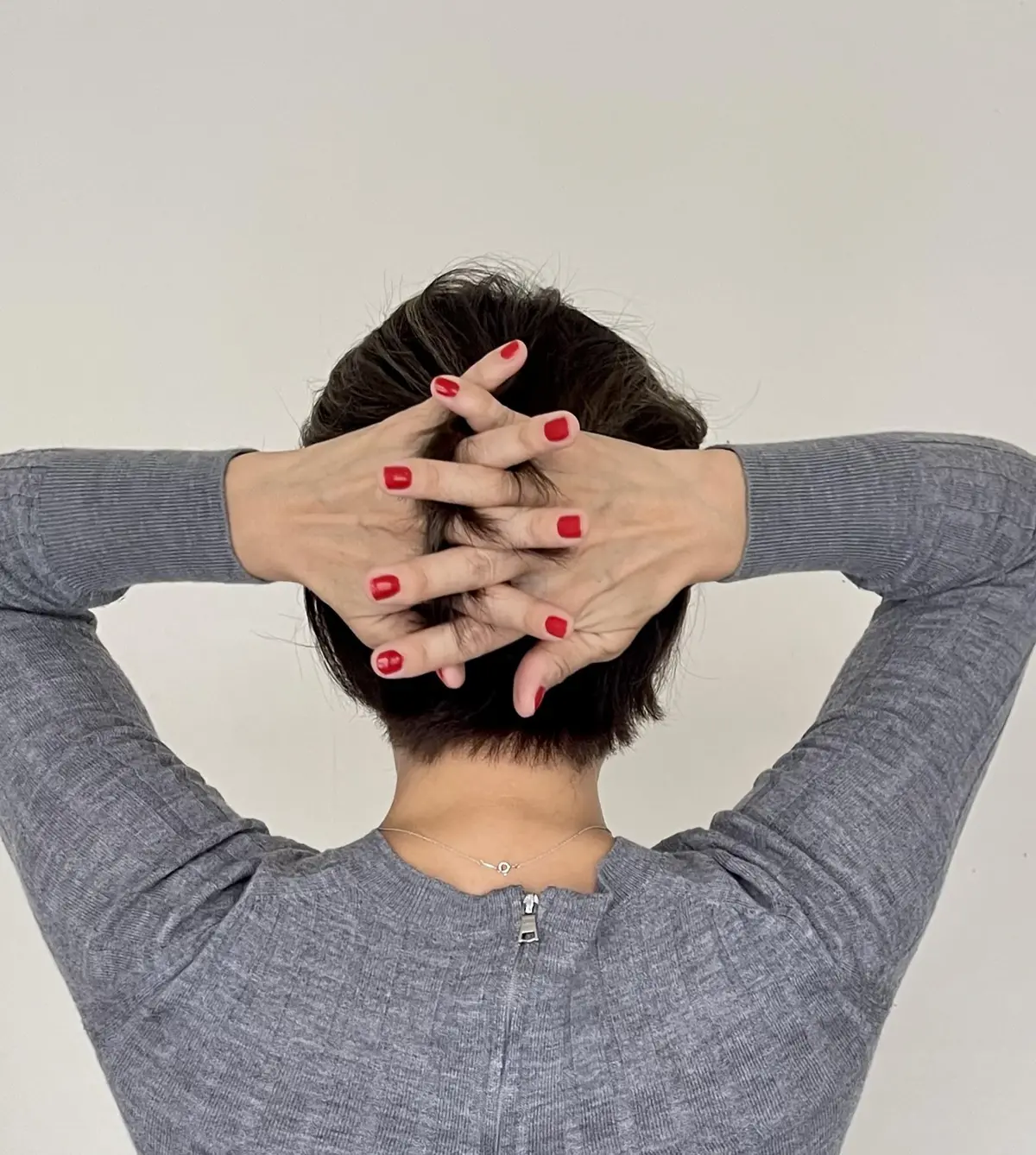 近藤スタイルの作り方 髪をもみこむようにしながらなじませる