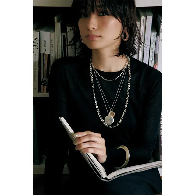 攻めのレイヤードでクルーネックをドレスアップ