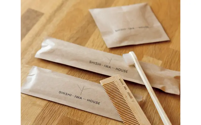 アメニティ類は、オーガニック竹歯ブラシをはじめ環境に配慮した特注