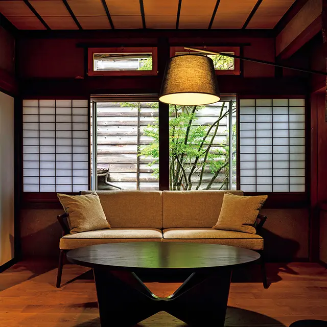 古民家ならではの高い天窓や 客室露天風呂を備えるroom101