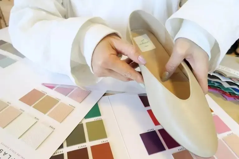 enchanted 【HAPPY PLUS STORE別注】本革ソフトレザーVカットバブーシュ ￥12,980（税込）