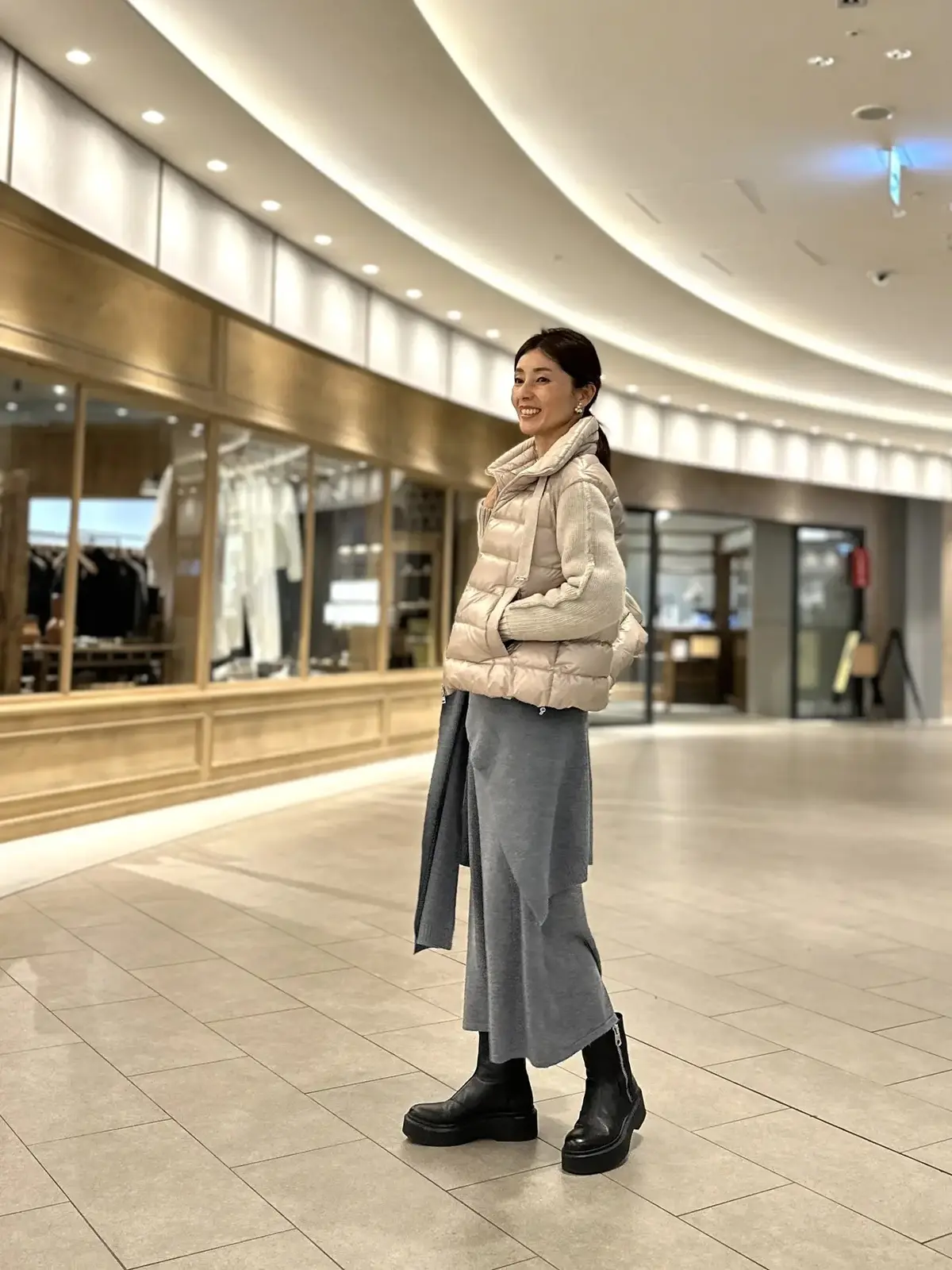 ZARA 黒ブーツ・バッグ愛用　エクラ華組 梁瀬理砂さん