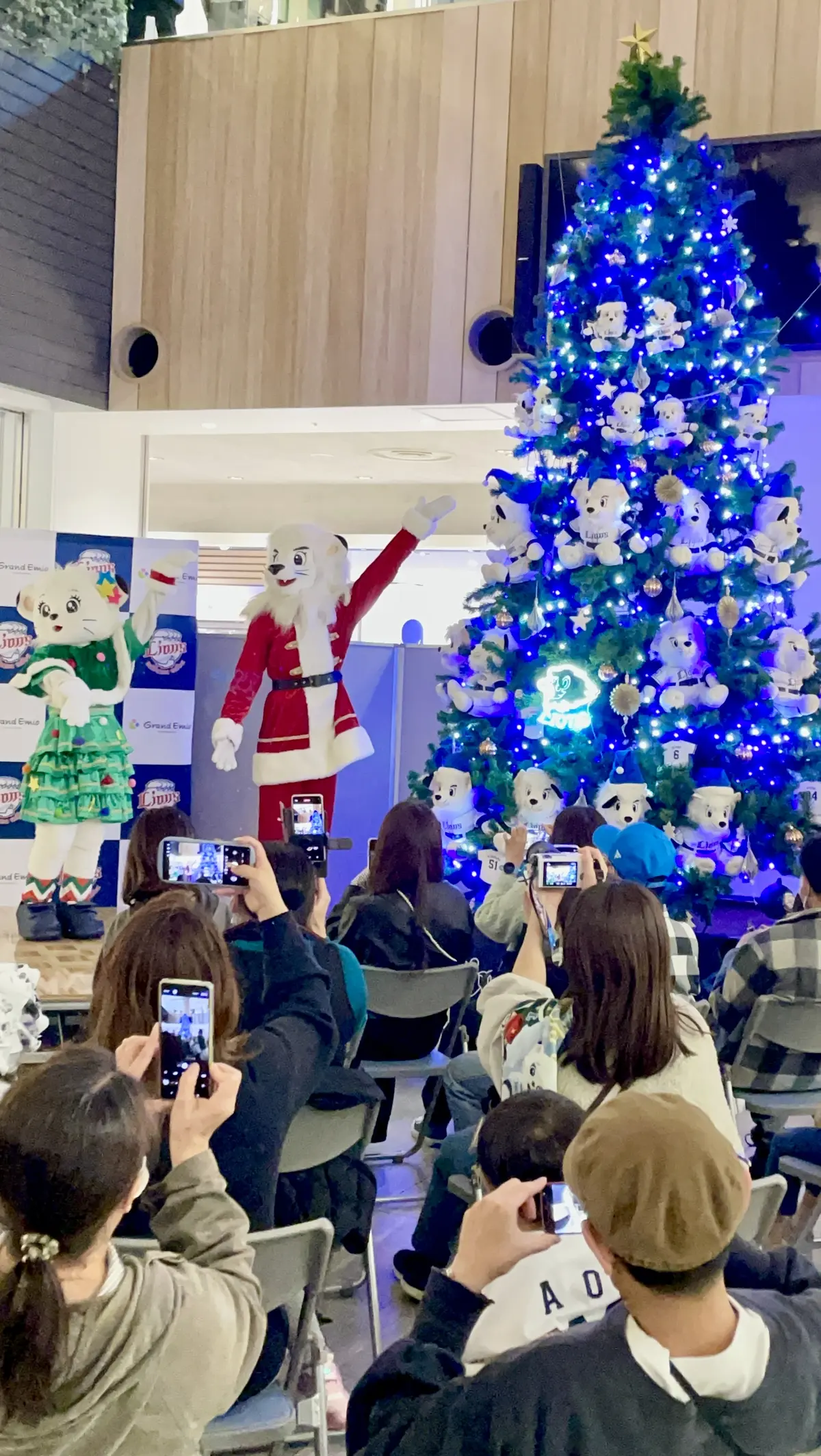 クリスマスイベント、イベント、レオ、レイラ、西武ライオンズ、マスコット、キャラクター、ライオン、ツリー、クリスマスツリー、ブルーライト、ブルーツリー、点灯式