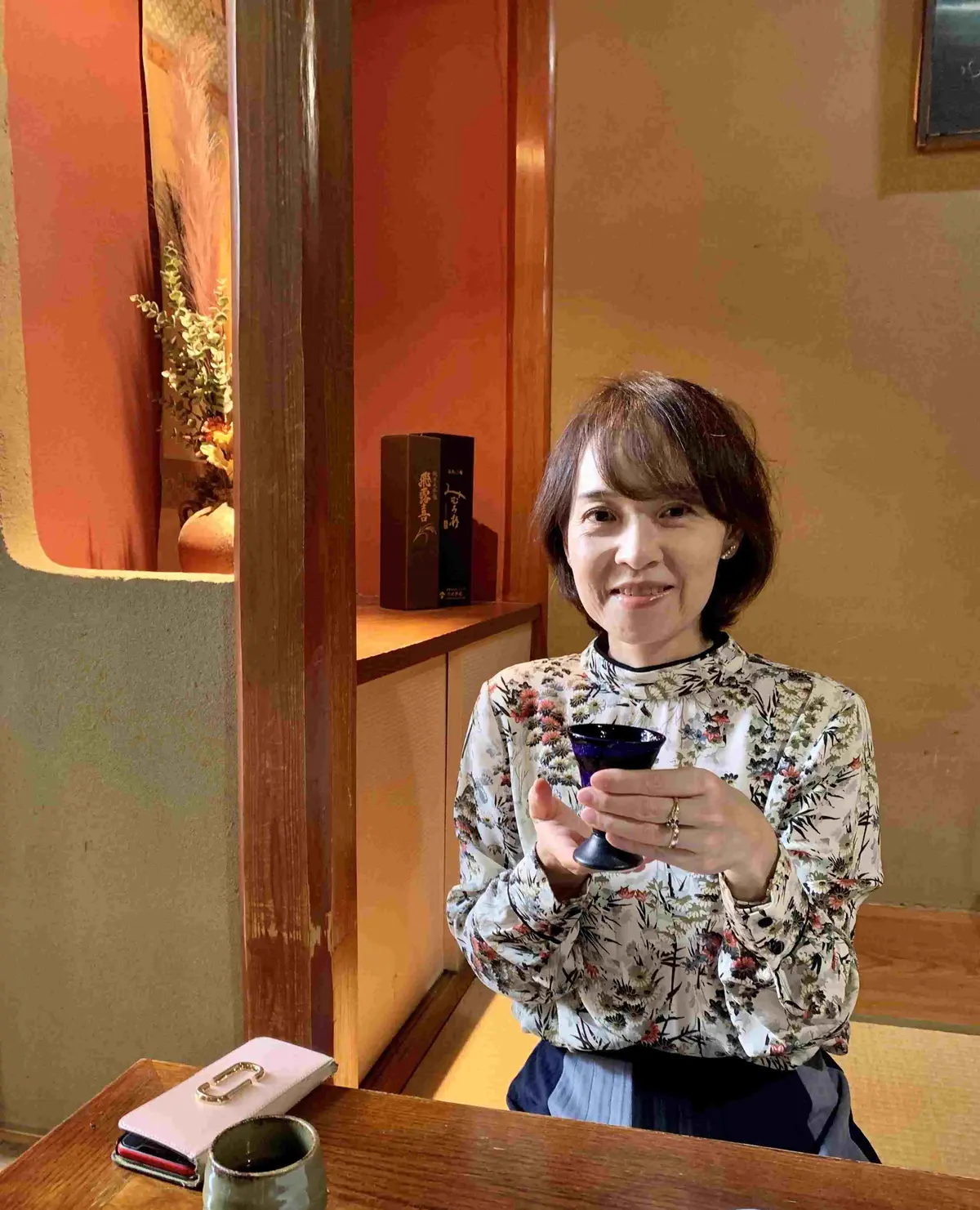 日本酒を飲む女性