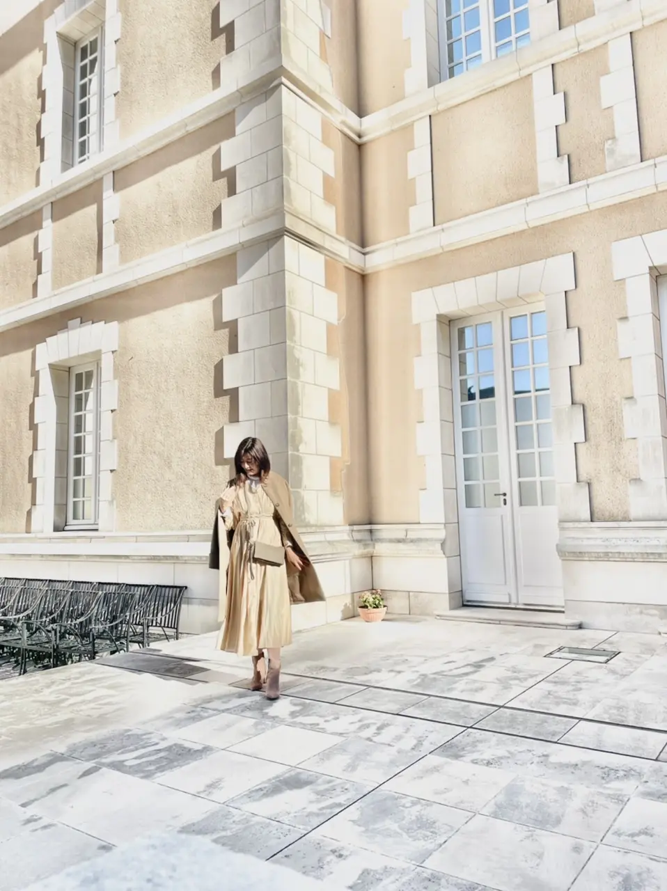 春のベージュワンピースの画像_2