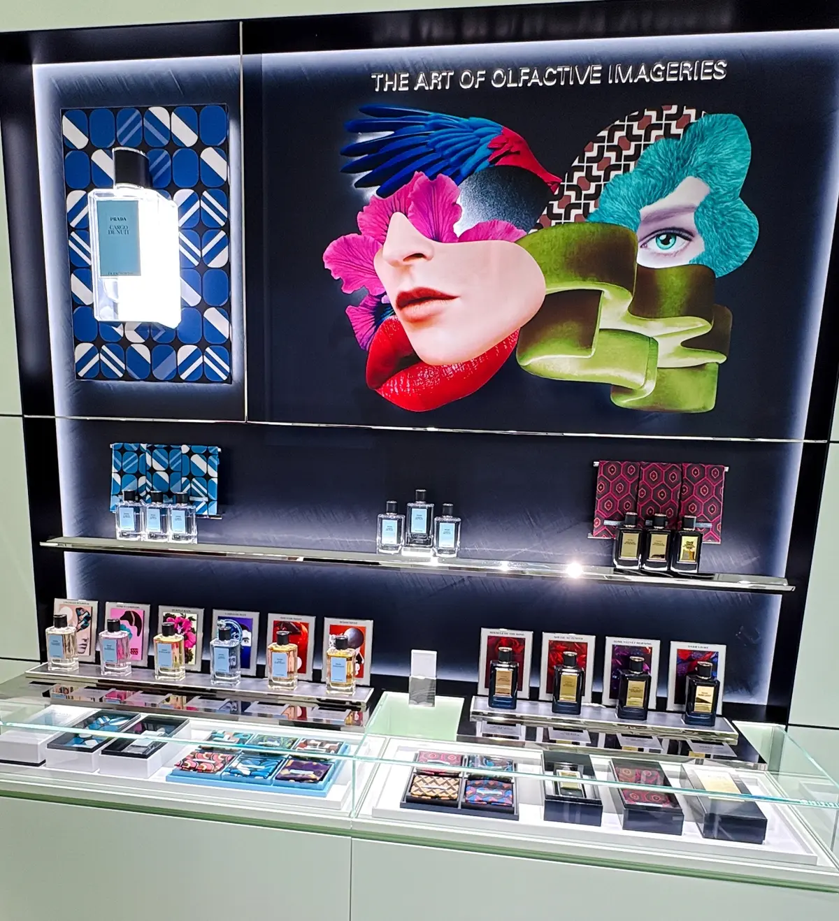 ニュウマン高輪　プラダ ビューティ ストア   うれしいのは、表参道のストア「プラダ ビューティ トウキョウ」でしか実際に手にすることができなかった特別なフレグランスコレクション「オルファクトリー」を展開していること。個性的なネーミング、感情を揺さぶる“香りの芸術品”にぜひ触れてみてください。