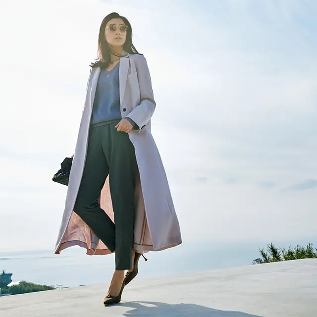 優美なテーパードパンツに直線的なロングコートが合う