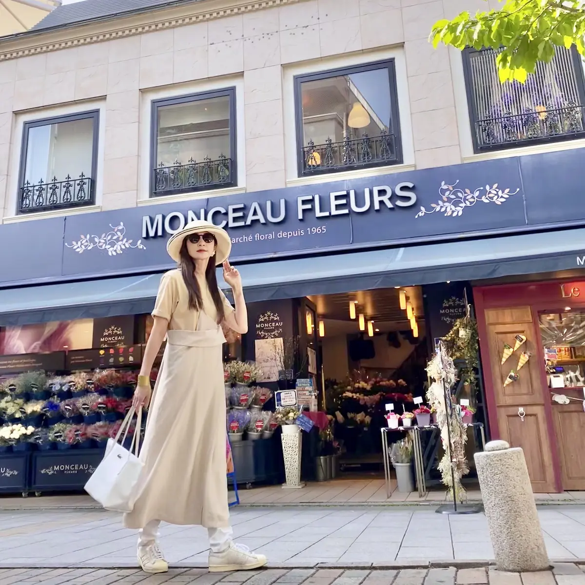 ベージュTにワンピース、白デニムのレイヤードコーデ