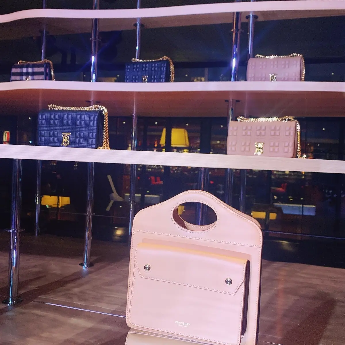 バーバリーの最新レザーバッグ