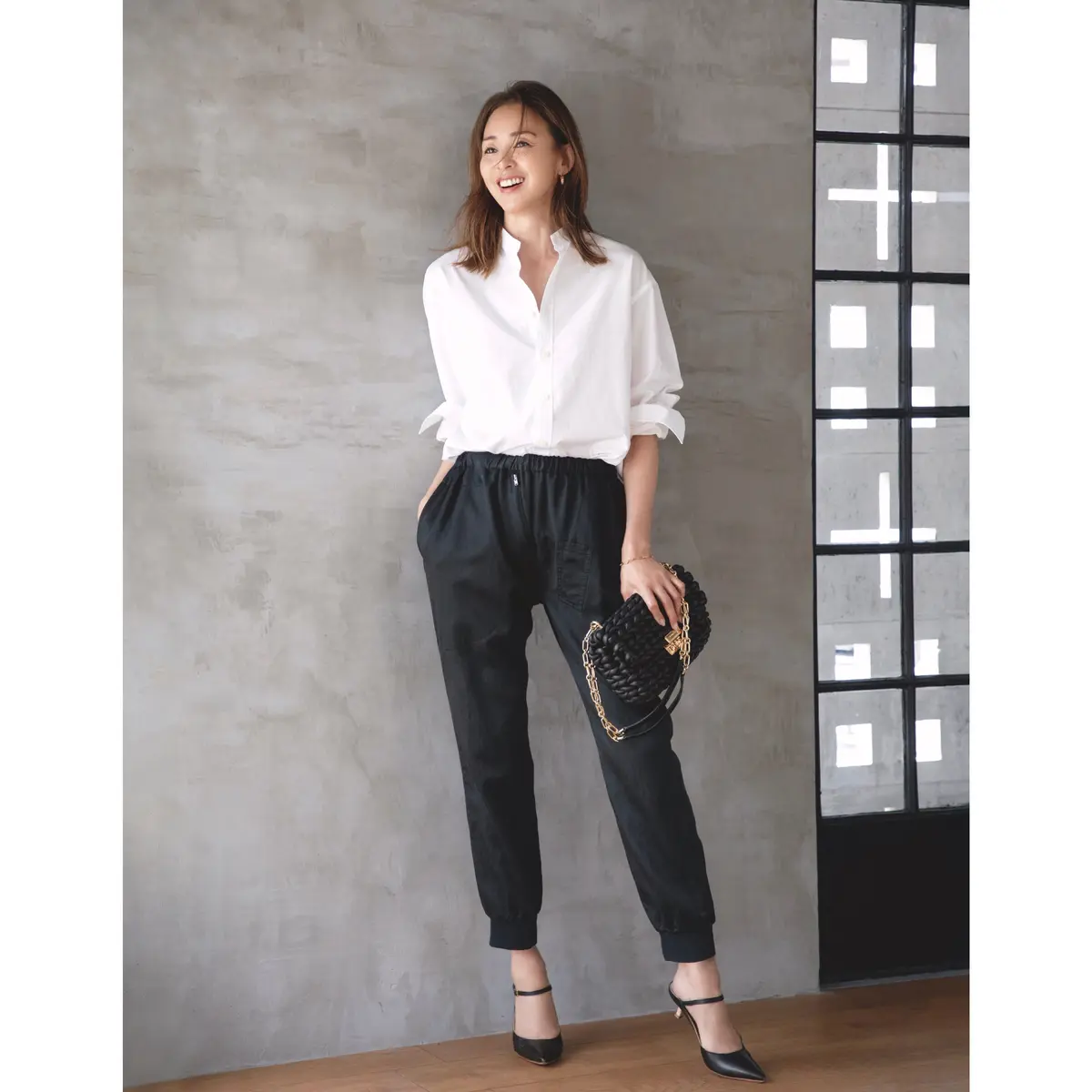 白シャツに黒ジョガーパンツを合わせたコーディネート　モデル・SHIHO