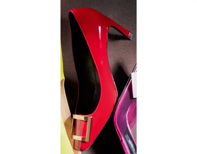 カーブした「トランペット」ヒールが印象的。 （7）￥102,300／ロジェ・ヴィヴィエ・ジャパン（ロジェ ヴィヴィエ）