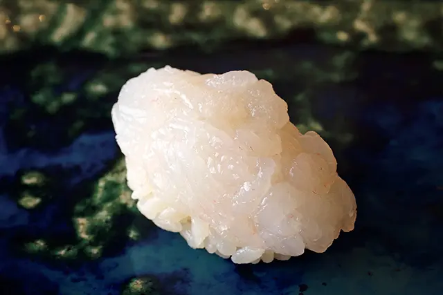 白海老の昆布締めは塩とすだ ちで。繊細な甘さがあとをひく