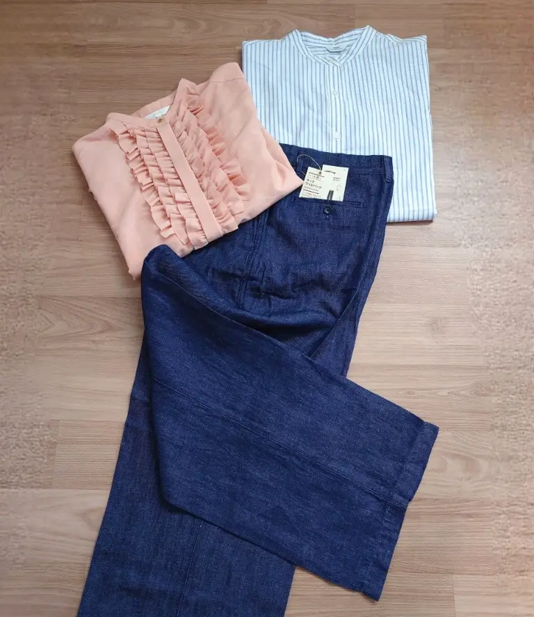 無印良品デニムパンツとフリルブラウスとストライプシャツ