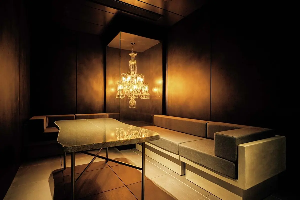 テラスにある半個室。シャンデリア を眺めながらのカクテルは格別