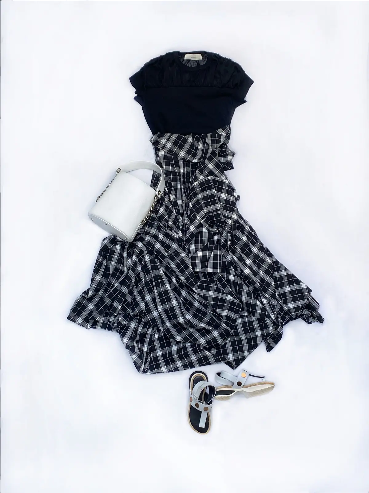 「大人のスポサンコーデ」小物は白or黒？の画像_7