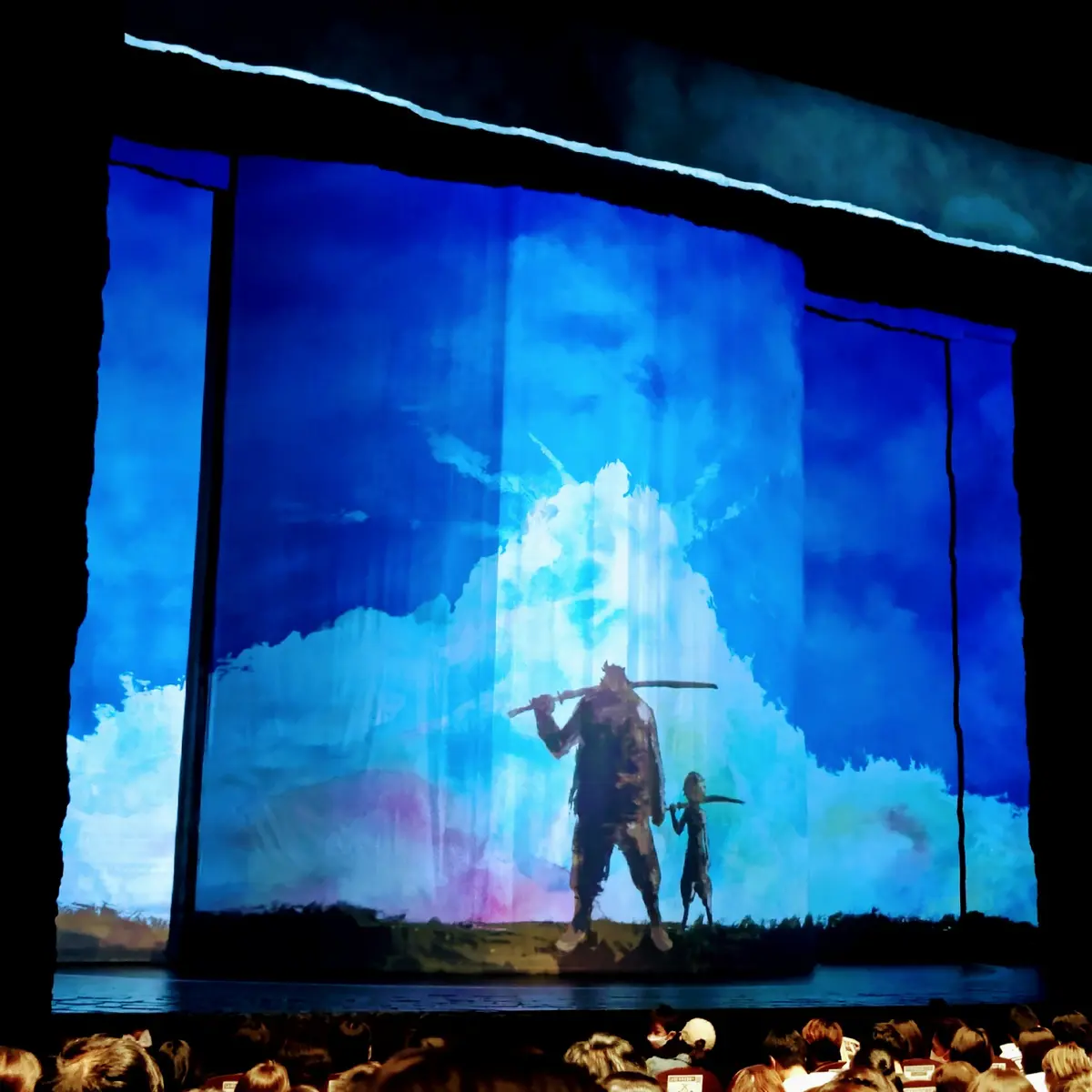 バケモノの子　開演前の舞台