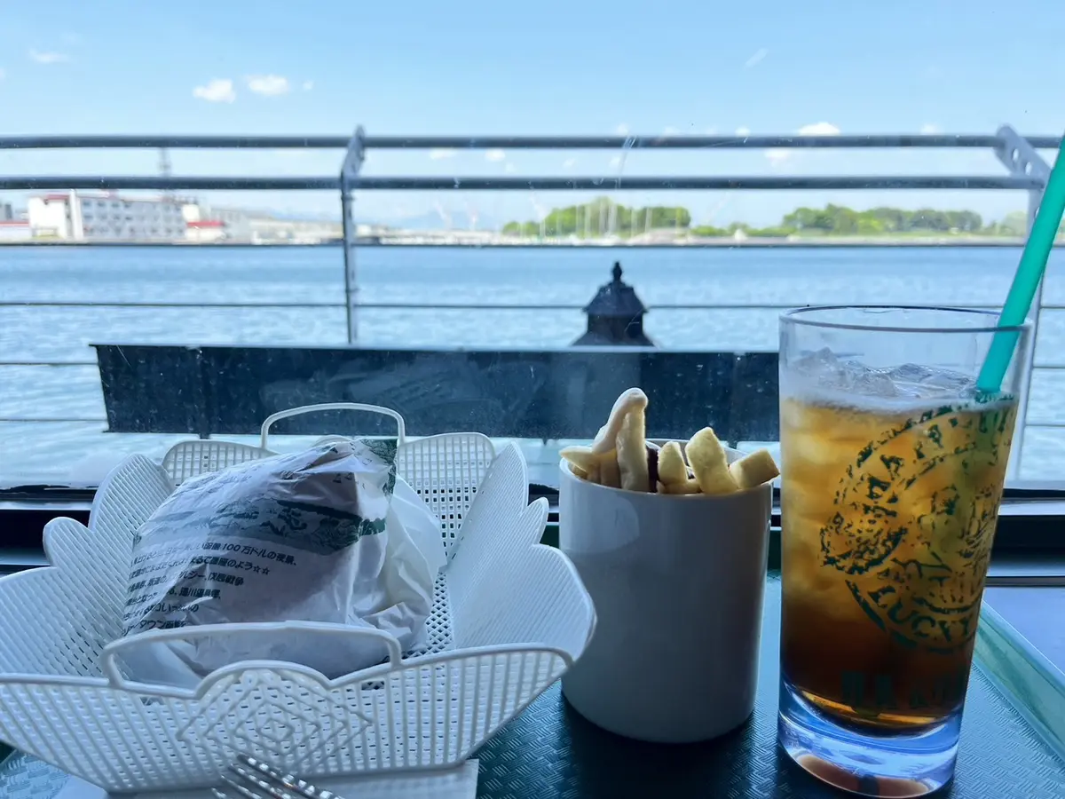 一番人気ハンバーガー。チャイニーズチキンバーガーのセット。海が見える座席で。