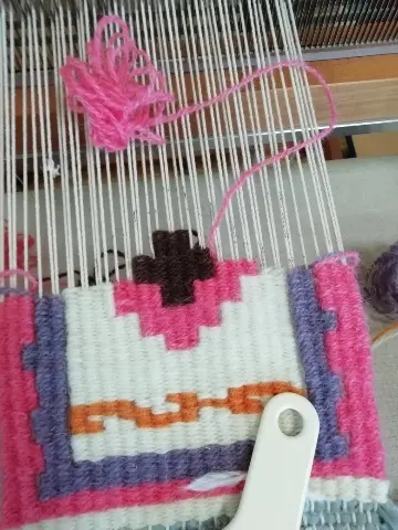 織り途中の柄を眺めるのも好きです