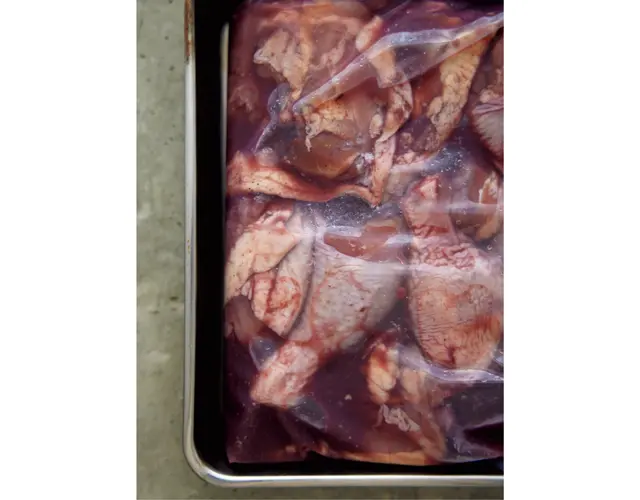 赤ワインでマリネし、 下味と香りをつける