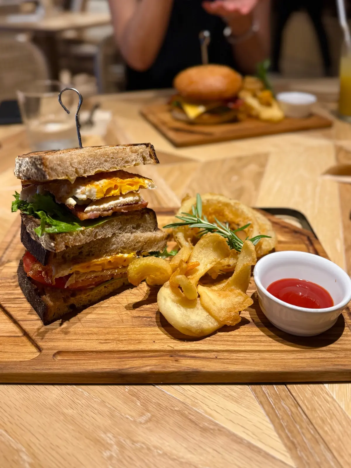 Tikis Tokyo 料理　クラブハウスサンド