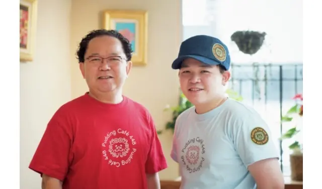 土屋公二シェフ（左）と店長の遊夢さん。「ボトルを返却されたら、ポイントがつくというカードを用意しています。ぜひご活用を」