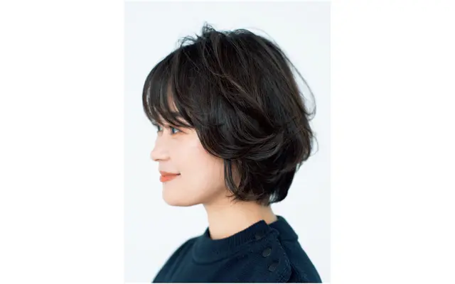 襟足重めの今どきシルエットなぶん、トップにはレイヤーをしっかり入れて立体感を出している。