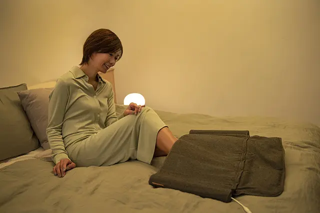 いつものルーティンが終わったら、ベッドに置いた『ねるまえほっとリフレ』に両脚を入れてスイッチオン！