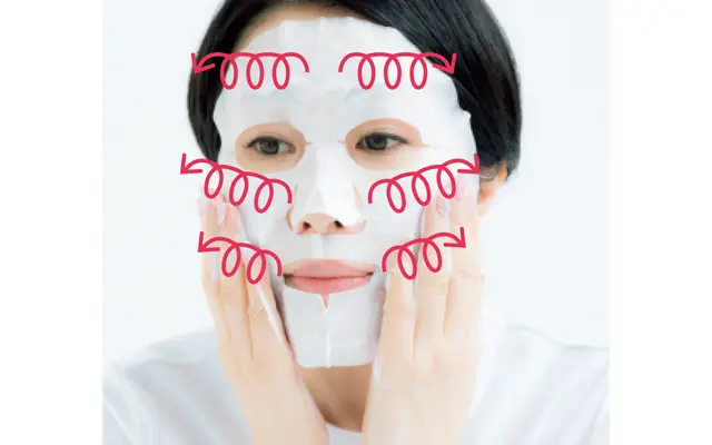 《2》その後、マスク上に乳液をクルクルのせる。